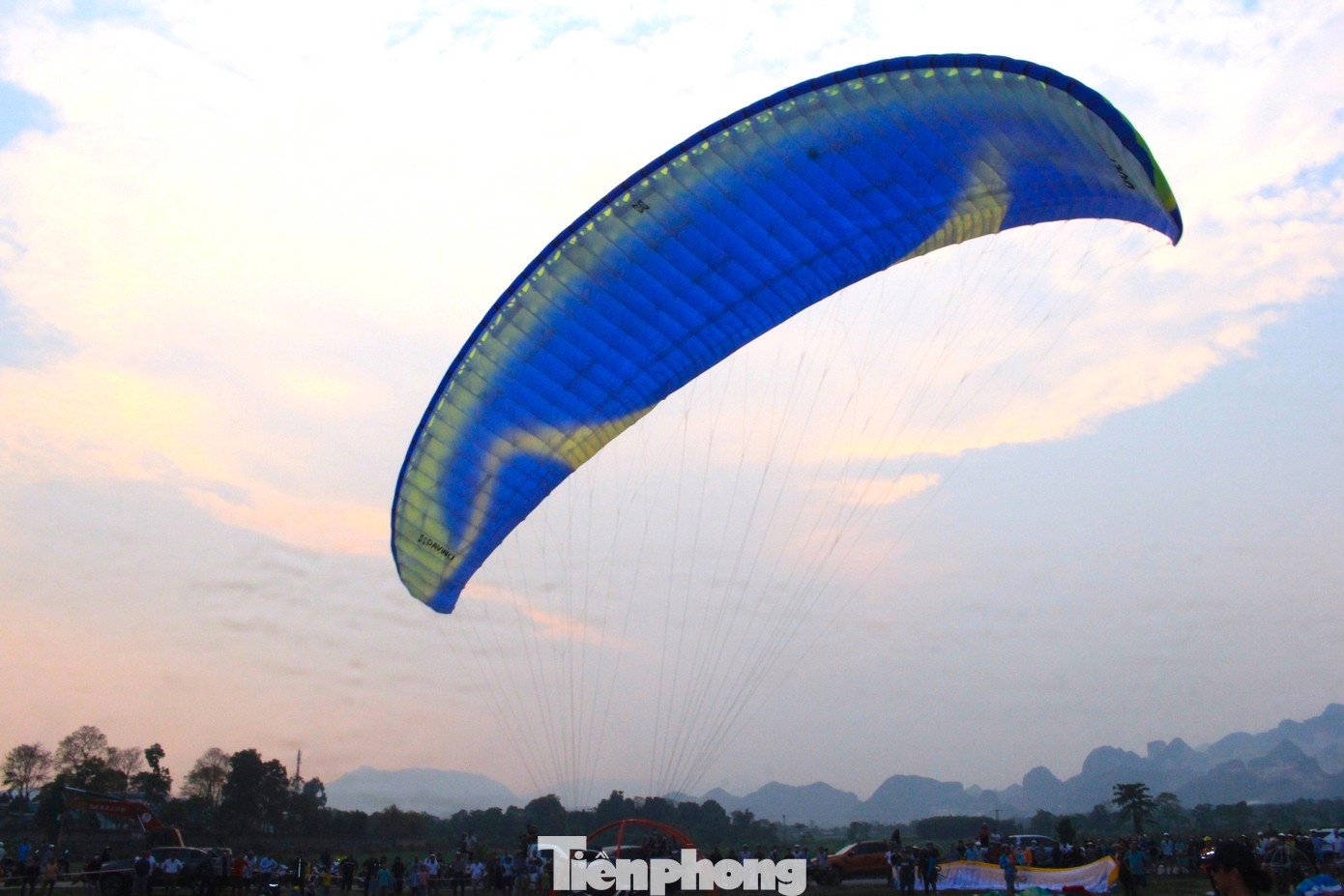 Với đội ngũ phi công giàu kinh nghiệm, người dân được chiêm ngưỡng vẻ đẹp tuyệt vời của vùng đất Quỳ Hợp ở một góc nhìn mới, một trải nghiệm mới.