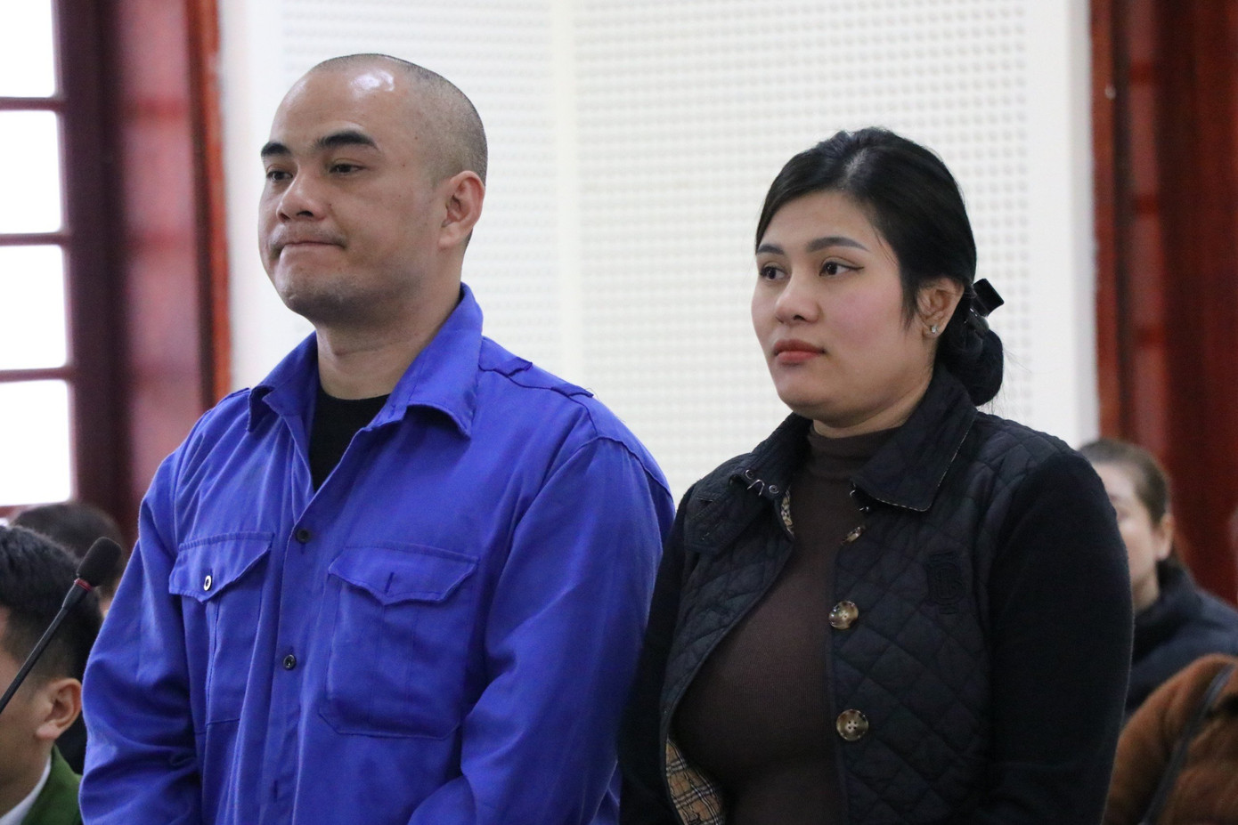 Bị cáo Đặng Danh Tuấn (trái) và bị cáo Võ Hằng Nga tại tòa