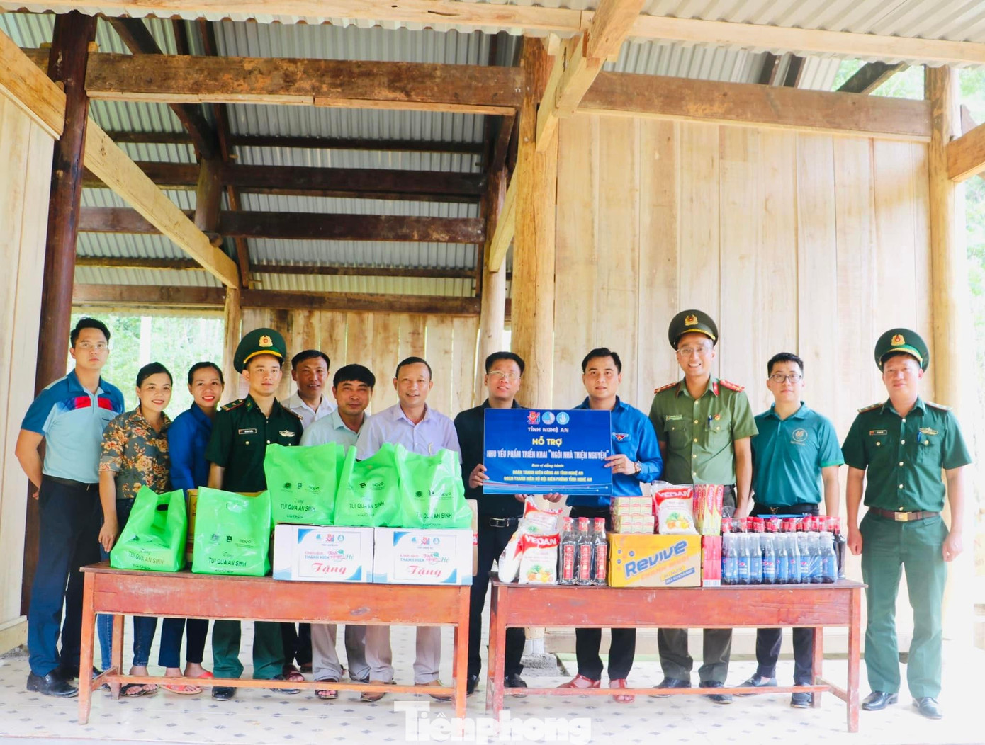 Triển khai xây dựng Ngôi nhà thiện nguyện và trao tặng nhu yếu phẩm cho người dân có hoàn cảnh khó khăn trên địa bàn xã Tam Hợp. Triển khai xây dựng Ngôi nhà thiện nguyện và trao tặng nhu yếu phẩm cho người dân có hoàn cảnh khó khăn trên địa bàn xã Tam Hợp.