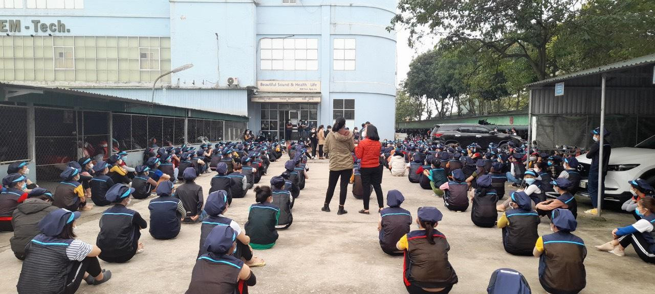 Công nhân công ty EM-Tech Nghệ An đình công tập thể ngồi trước nhà máy Công nhân công ty EM-Tech Nghệ An đình công tập thể ngồi trước nhà máy