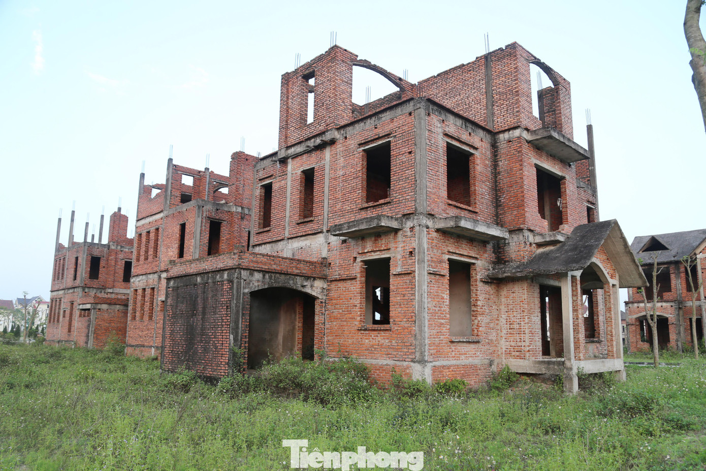 Ngày 15/1/2002, tỉnh Nghệ An có quyết định về việc phê duyệt Quy hoạch chi tiết xây dựng 1/500, dự án Liên hợp Kinh doanh - Thương mại - Du lịch - Chung cư thị xã Cửa Lò (Cửa Lò Beach Villa). Dự án do Công ty TNHH Tư vấn Xây dựng Hồng Thái (có địa chỉ Quốc lộ 15A - phường Long Bình Tân, TP. Biên Hòa, tỉnh Đồng Nai) làm chủ đầu tư, với quy mô hơn 15 ha, tổng mức đầu tư hơn 1.000 tỷ đồng.