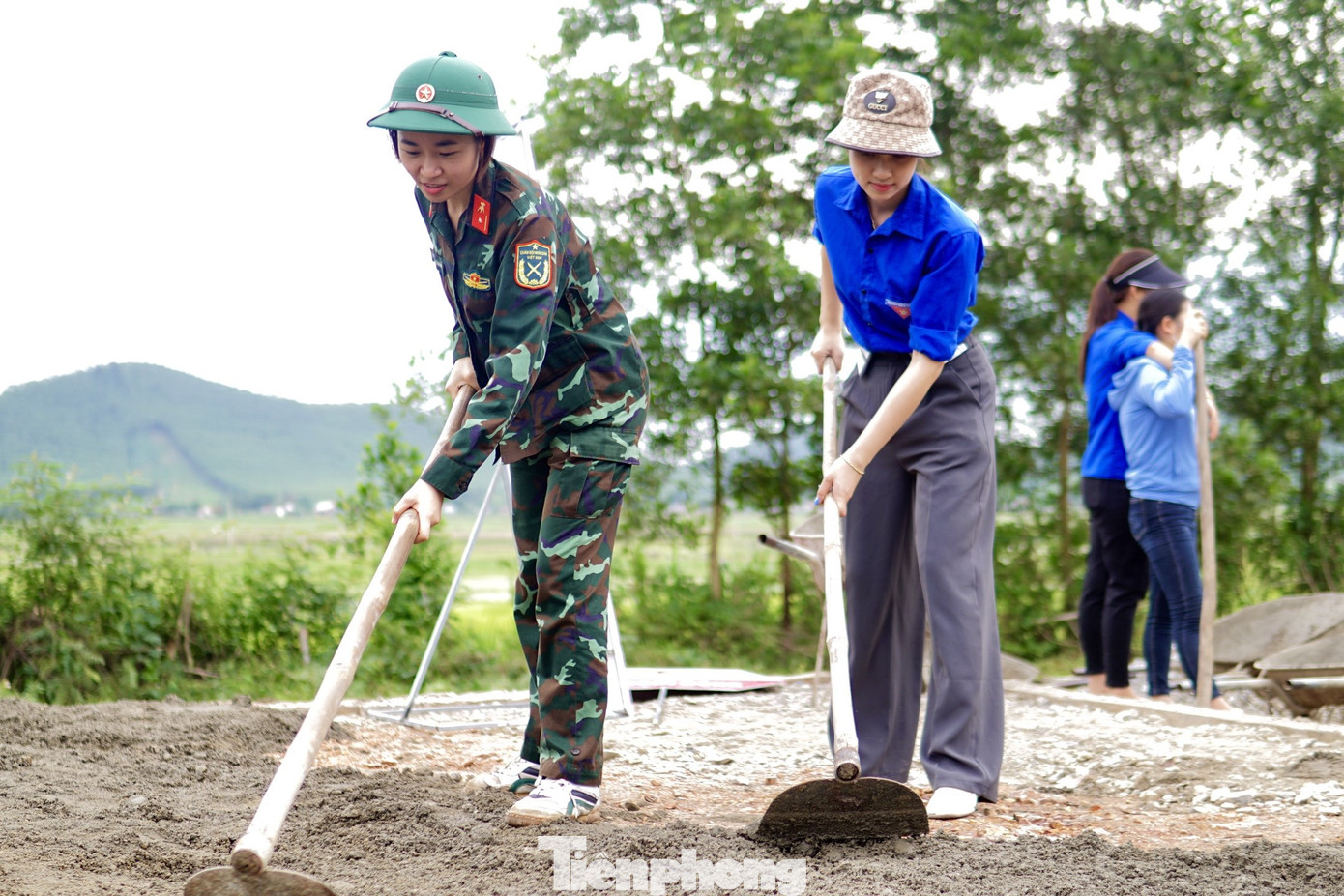 Các đoàn viên, thanh niên làm việc với tinh thần hăng hái, không ngại khó.