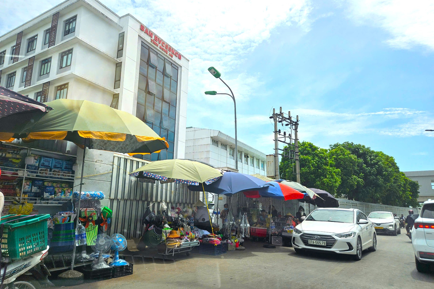 Tuyến đường Hồ Tông Thốc, cạnh Bệnh viện Hữu nghị Đa khoa Nghệ An bị chiếm dụng để kinh doanh. Nhiều người vô tư lấn chiếm vỉa hè, lòng lề đường bán hàng rong gây mất trật tự an toàn giao thông.