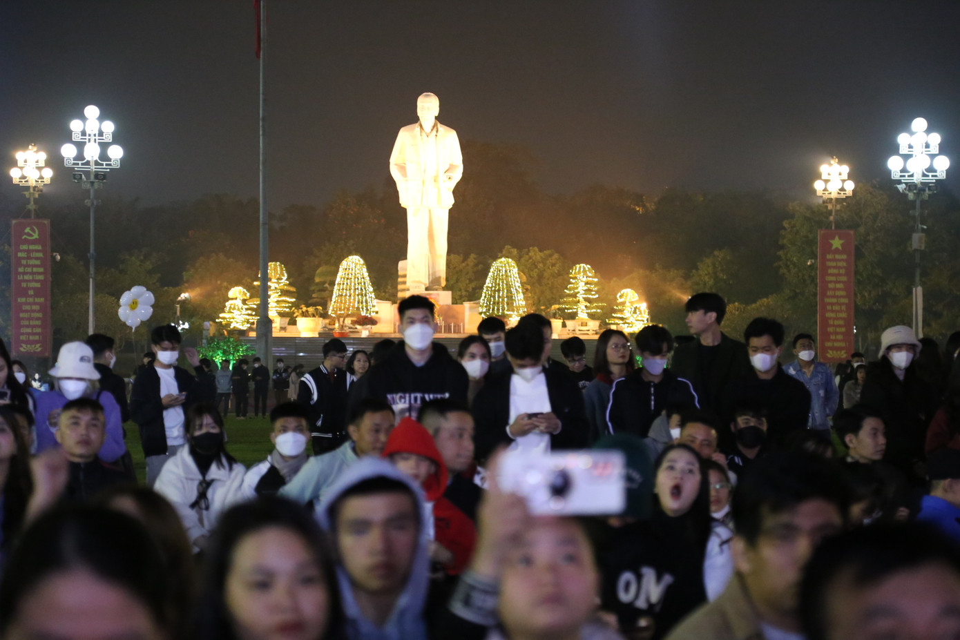 Hàng nghìn người dân đổ về Quảng trường Hồ Chí Minh đón giao thừa. Ảnh: Thu Hiền