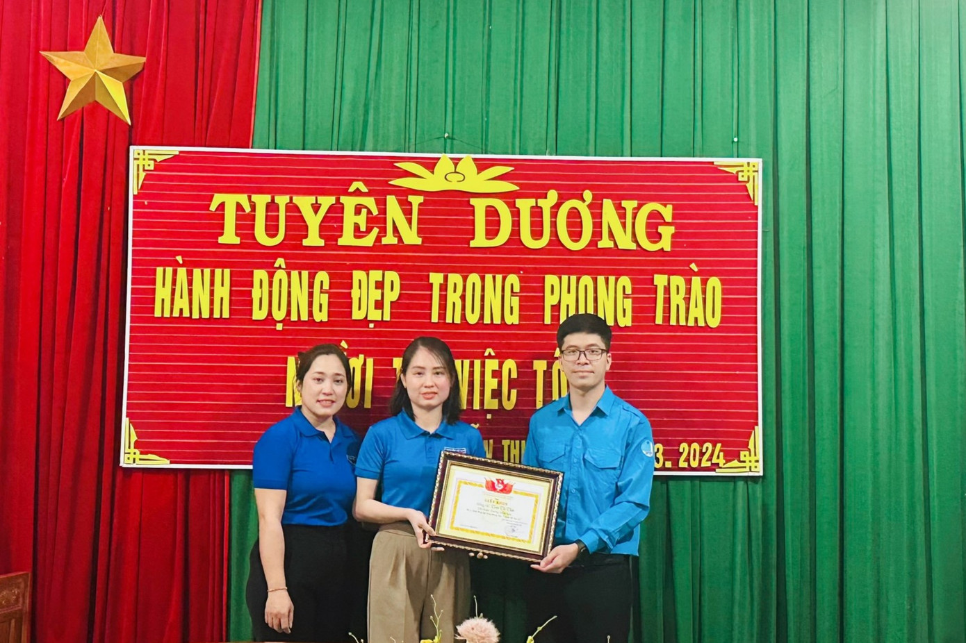 Đoàn xã Diễn Thịnh tặng Giấy khen cho cô Trần Thị Thảo Đoàn xã Diễn Thịnh tặng Giấy khen cho cô Trần Thị Thảo
