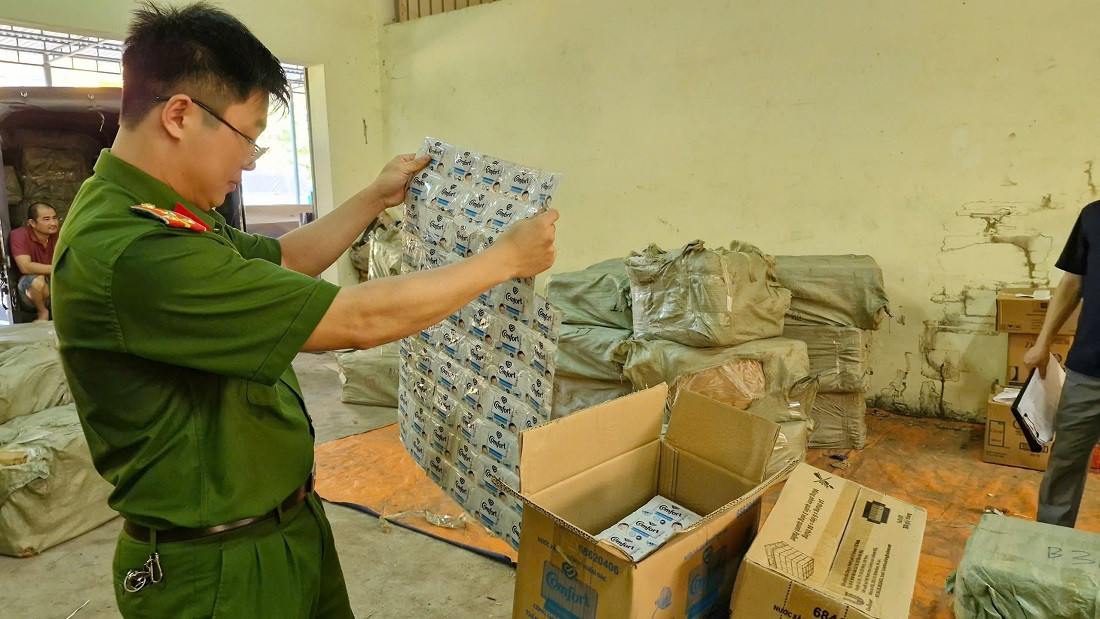 Kem đánh răng, dầu gội, nước xả vải giả mạo các nhãn hiệu… bị các đối tượng vận chuyển, buôn bán Kem đánh răng, dầu gội, nước xả vải giả mạo các nhãn hiệu… bị các đối tượng vận chuyển, buôn bán