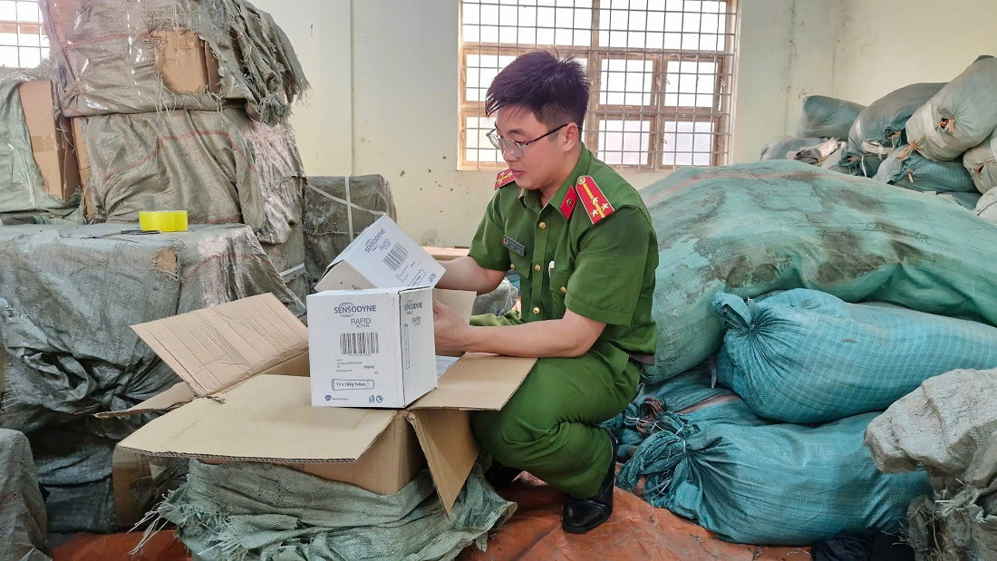 Kem đánh răng, dầu gội, nước xả vải giả mạo các nhãn hiệu… bị các đối tượng vận chuyển, buôn bán Kem đánh răng, dầu gội, nước xả vải giả mạo các nhãn hiệu… bị các đối tượng vận chuyển, buôn bán