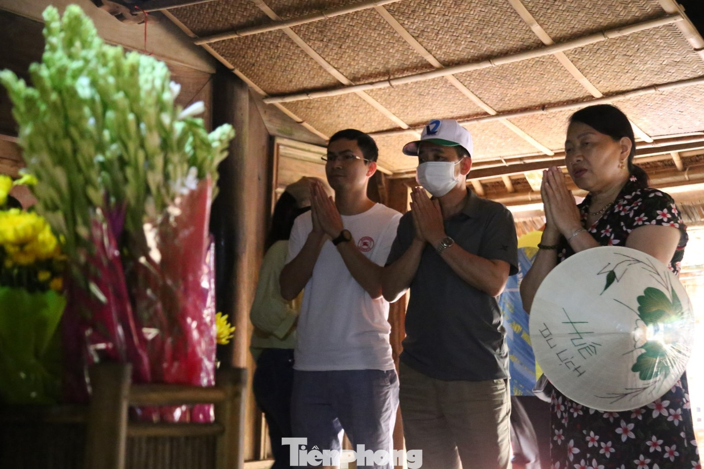 Du khách bày tỏ tấm lòng thành kính, biết ơn vô hạn đối với Bác Hồ kính yêu.