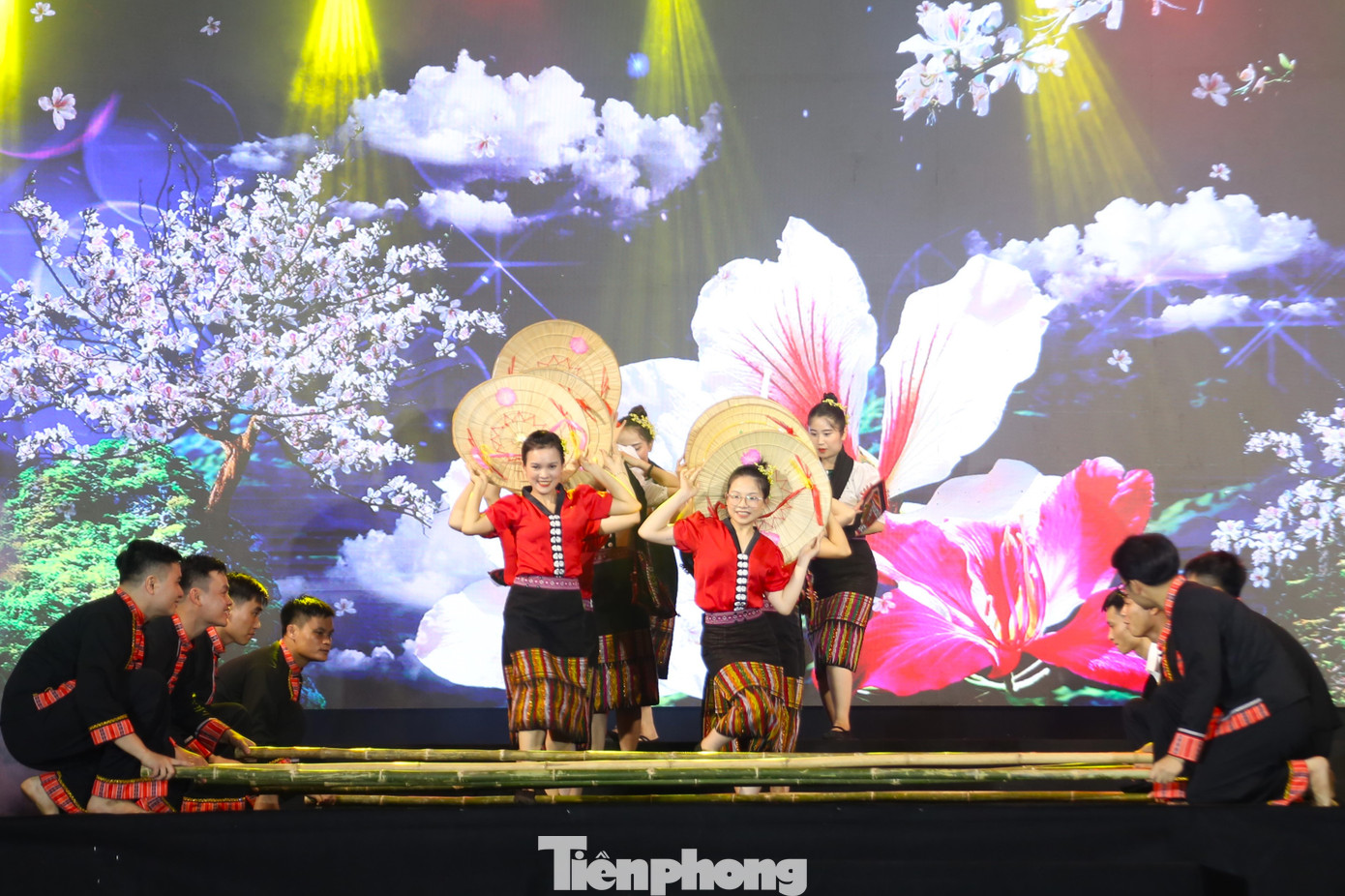 Các tiết mục mang đậm bản sắc văn hóa các dân tộc.