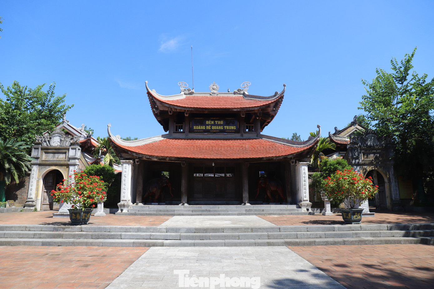 Để tưởng nhớ công lao của vị anh hùng áo vải Nguyễn Huệ - Quang Trung, năm 2005, tỉnh Nghệ An đã xây dựng đền thờ Hoàng đế Quang Trung, đặt trên núi Dũng Quyết. Công trình khánh thành năm 2008, sau hơn 1.000 ngày thi công.