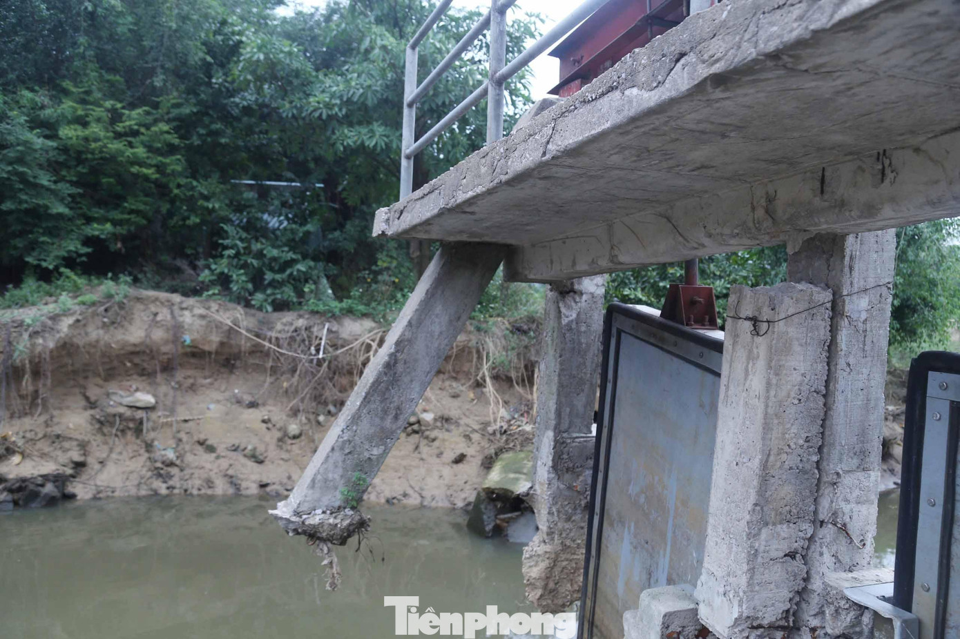 Hiện 2 cửa chắn nước đã bị hỏng hoàn toàn, những van cửa còn lại cũng bị ảnh hưởng về kết cấu. Các trụ cầu bung ra, treo lủng lẳng. Hiện 2 cửa chắn nước đã bị hỏng hoàn toàn, những van cửa còn lại cũng bị ảnh hưởng về kết cấu. Các trụ cầu bung ra, treo lủng lẳng.