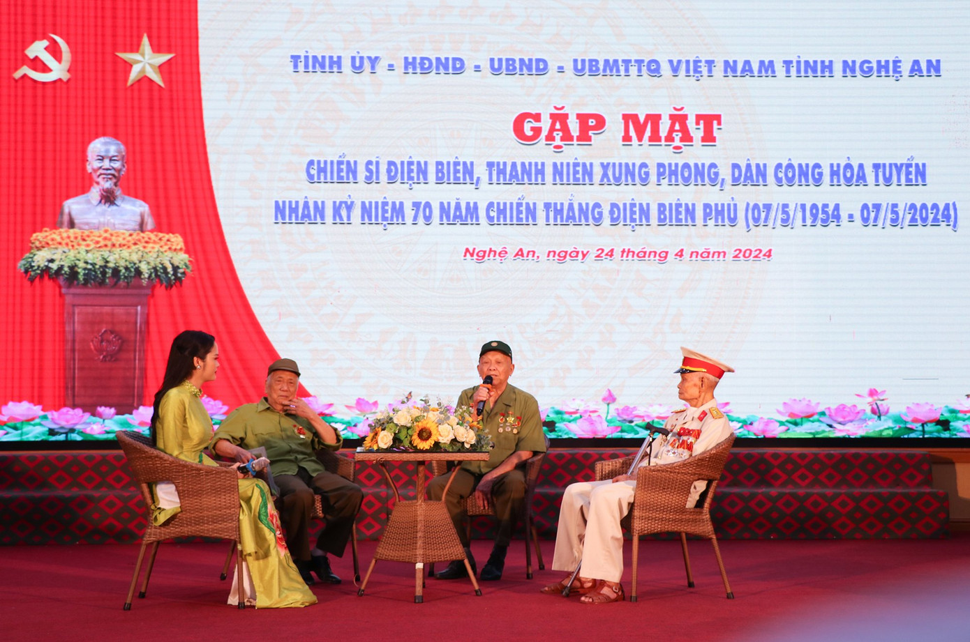 Ông Nguyễn Cảnh Thìn (ngoài cùng bên phải) là một trong ba đại biểu cựu chiến binh, thanh niên xung phong Điện Biên Phủ được mời giao lưu tại chương trình gặp mặt chiến sĩ Điện Biên, thanh niên xung phong, dân công hỏa tuyến nhân kỷ niệm 70 năm Chiến thắng Điện Biên Phủ của tỉnh Nghệ An