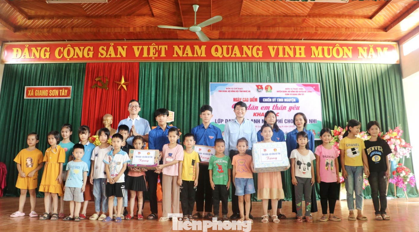 Sáng 11/6, Tỉnh Đoàn, Hội đồng Đội tỉnh Nghệ An chỉ đạo điểm tổ chức các hoạt động hưởng ứng cấp tỉnh tại huyện Đô Lương. Anh Trần Linh - Phó Bí thư Tỉnh đoàn, Chủ tịch Hội Sinh viên, Chủ tịch Hội đồng Đội tỉnh Nghệ An dự và tặng các phần quà động viên chiến sĩ tình nguyện, các em thiếu nhi. Sáng 11/6, Tỉnh Đoàn, Hội đồng Đội tỉnh Nghệ An chỉ đạo điểm tổ chức các hoạt động hưởng ứng cấp tỉnh tại huyện Đô Lương. Anh Trần Linh - Phó Bí thư Tỉnh đoàn, Chủ tịch Hội Sinh viên, Chủ tịch Hội đồng Đội tỉnh Nghệ An dự và tặng các phần quà động viên chiến sĩ tình nguyện, các em thiếu nhi.