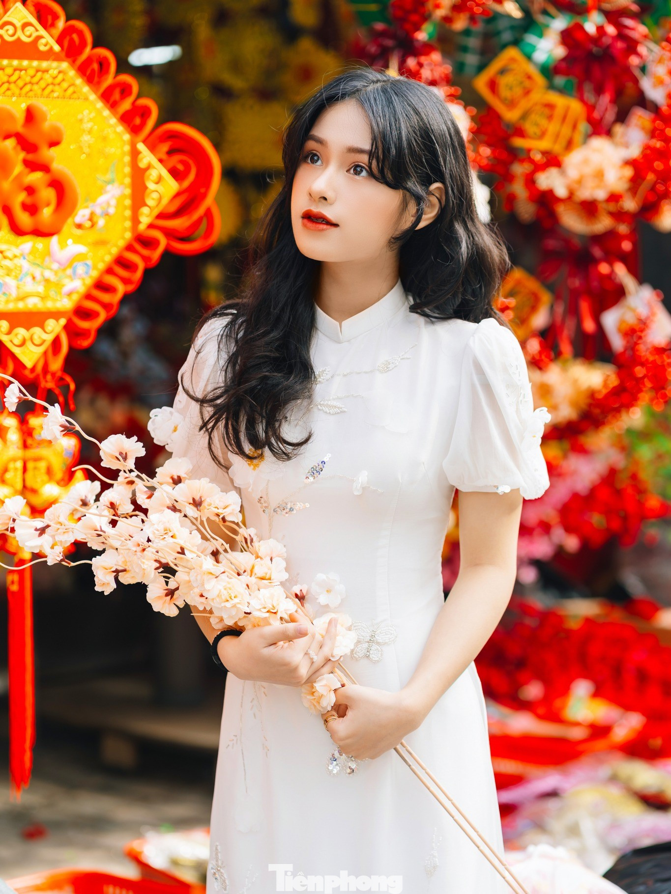 Bên cạnh người đi mua sắm, còn có nhiều bạn trẻ đến tham quan và chụp ảnh.