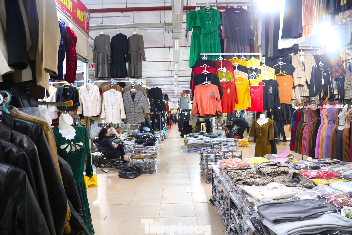 Nhiều mặt hàng hạ giá nhưng vẫn không có người mua.