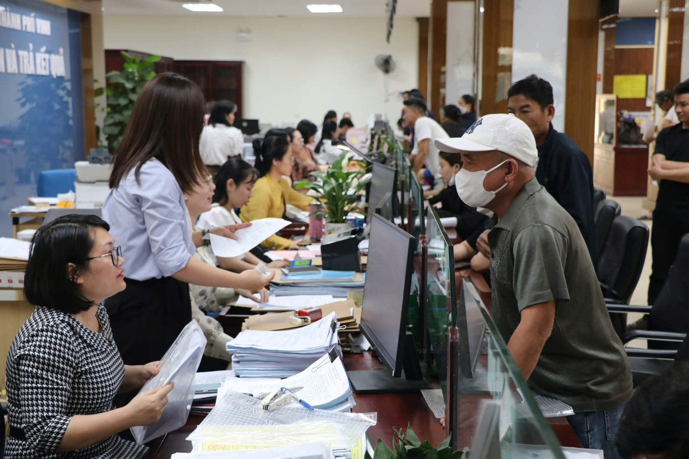 Người dân đến đăng ký kinh doanh dạy thêm tại Trung tâm Giao dịch Một cửa thành phố Vinh Người dân đến đăng ký kinh doanh dạy thêm tại Trung tâm Giao dịch Một cửa thành phố Vinh