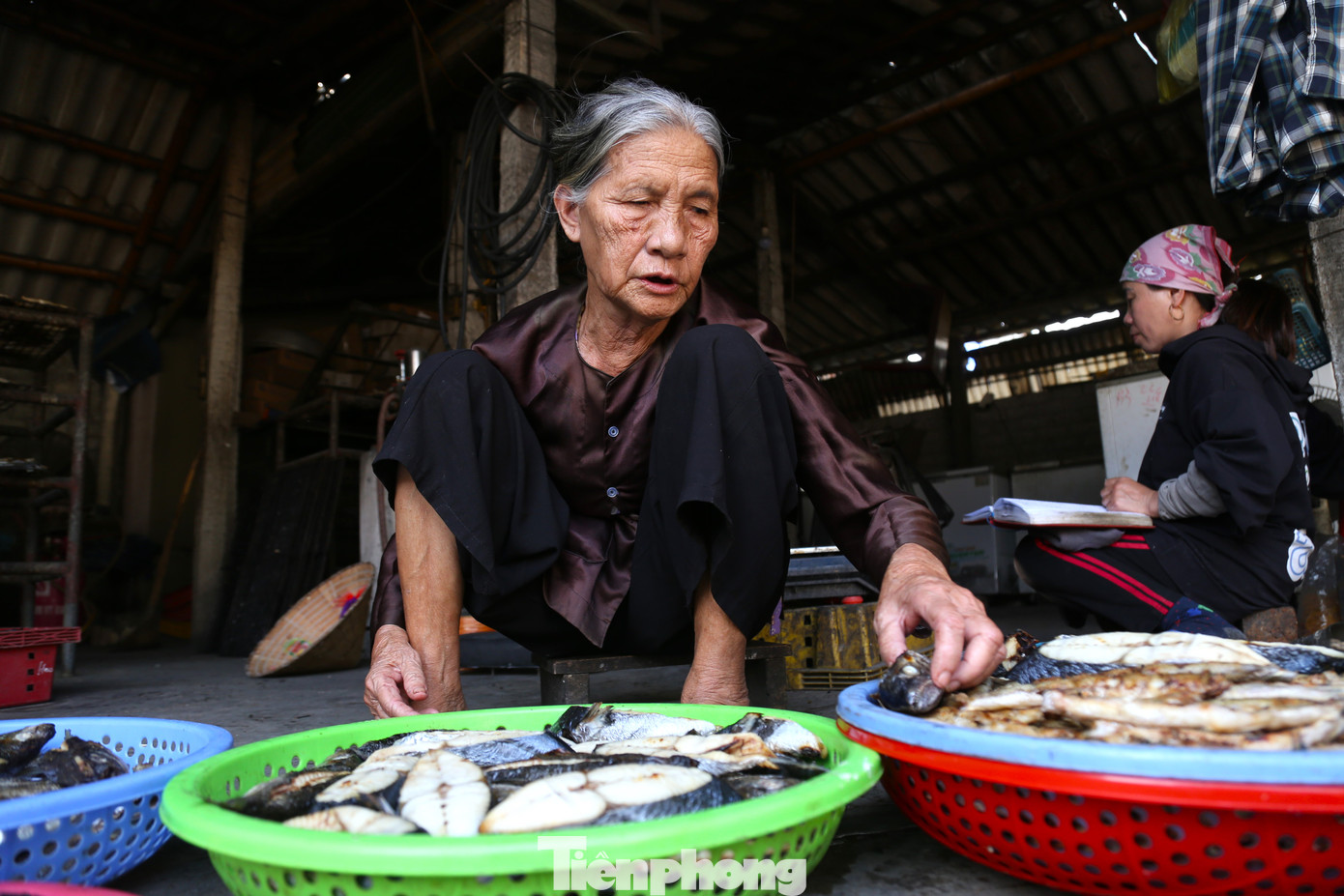 Ông Hoàng Thiên Long, Chủ tịch UBND xã Diễn Vạn cho biết: “Toàn xã có hơn 20 hộ với khoảng 200 lao động làm nghề. Nghề nướng cá mang lại thu nhập ổn định cho người dân. Địa phương đã làm thủ tục để xin chứng nhận làng nghề truyền thống, nhưng do đang vướng quỹ đất nên đến nay vẫn đang dang dở, chưa xong”.