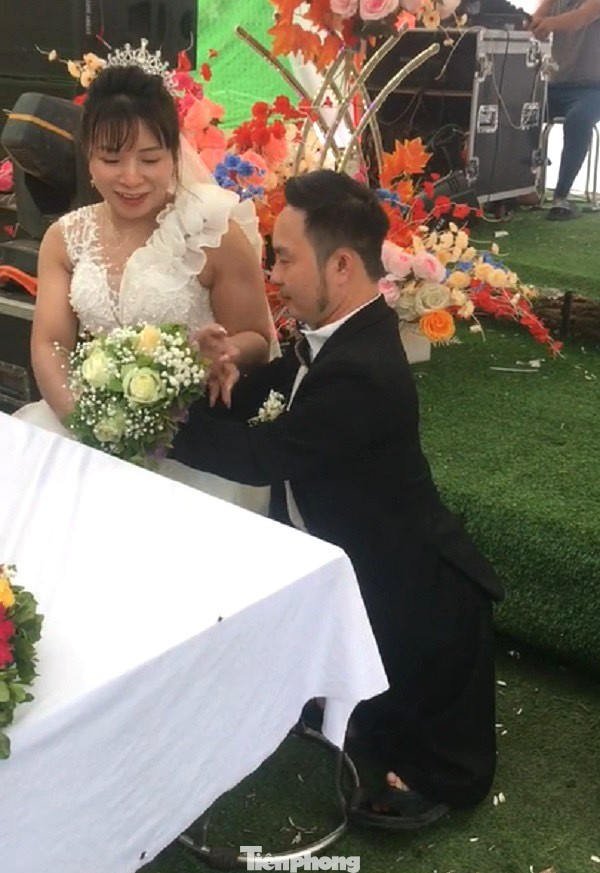 Ân cần tặng hoa cho cô dâu Ân cần tặng hoa cho cô dâu