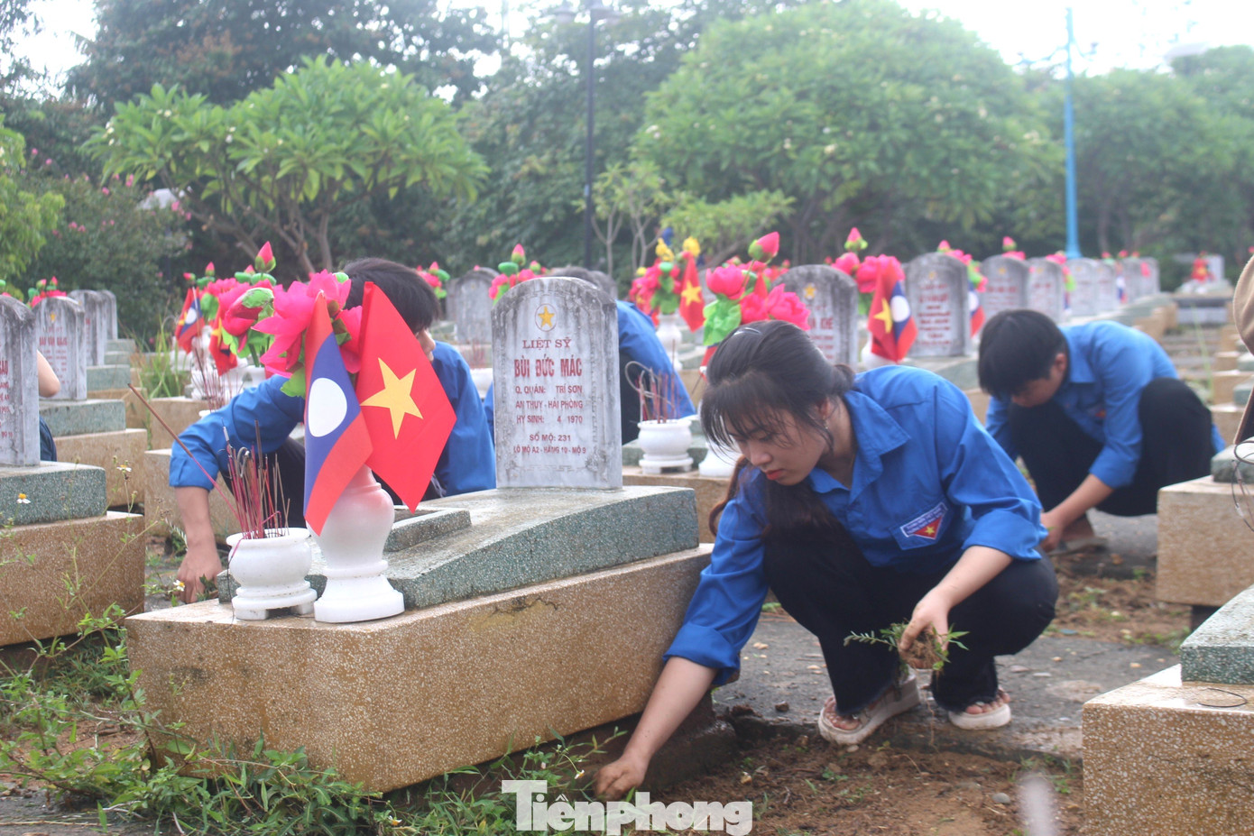 Đoàn viên thanh niên quét dọn vệ sinh, lau chùi từng phần mộ và nhổ cỏ tại nghĩa trang.