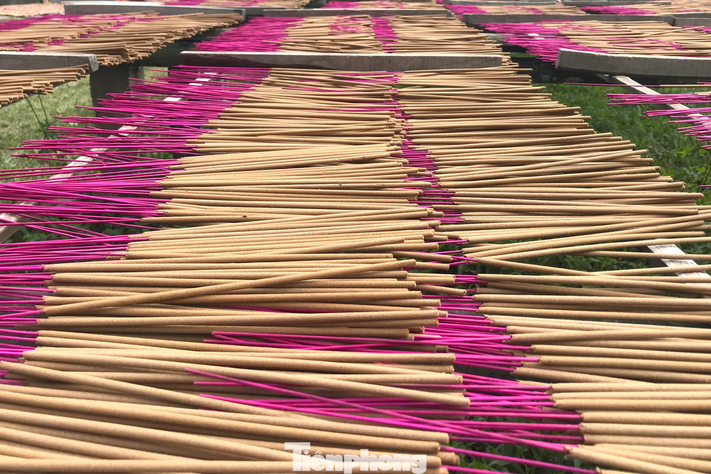 Những ngày này, tại làng nghề làm hương thẻ Tây Lân ở xã Nghi Trường, huyện Nghi Lộc (Nghệ An), tận dụng thời tiết nắng ráo, người dân tất bật làm hương để phục vụ nhu cầu tiêu thụ vào dịp Tết Nguyên đán. Nhiều cơ sở phải thuê thêm công nhân, trả lương theo sản phẩm để có đủ hàng trả khách.