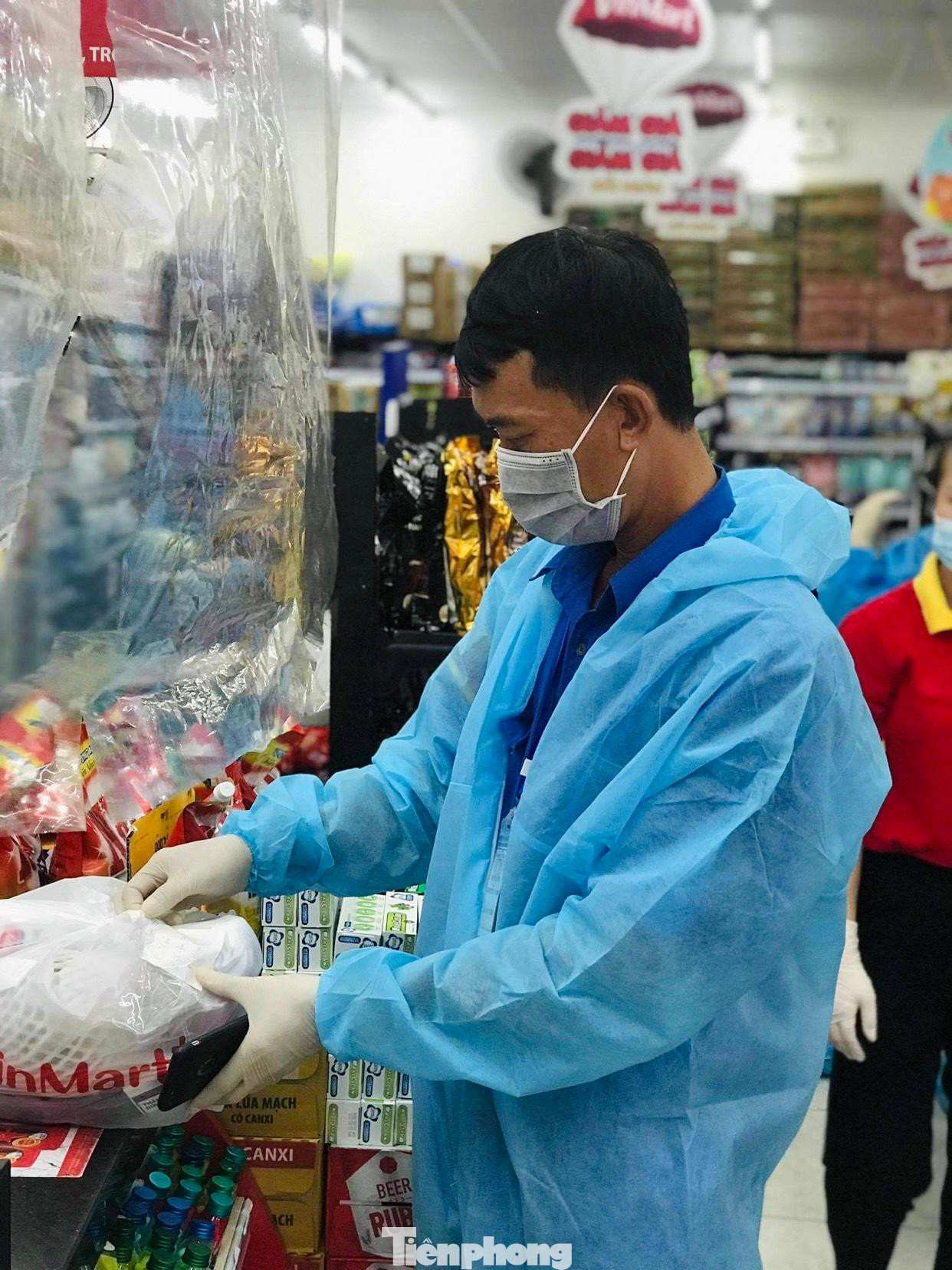 Từ việc xác nhận địa chỉ, soạn đơn, kiểm tra tiền thanh toán đến việc sắp xếp người đi giao hàng, tất cả đều được lên trước kế hoạch cẩn thận.