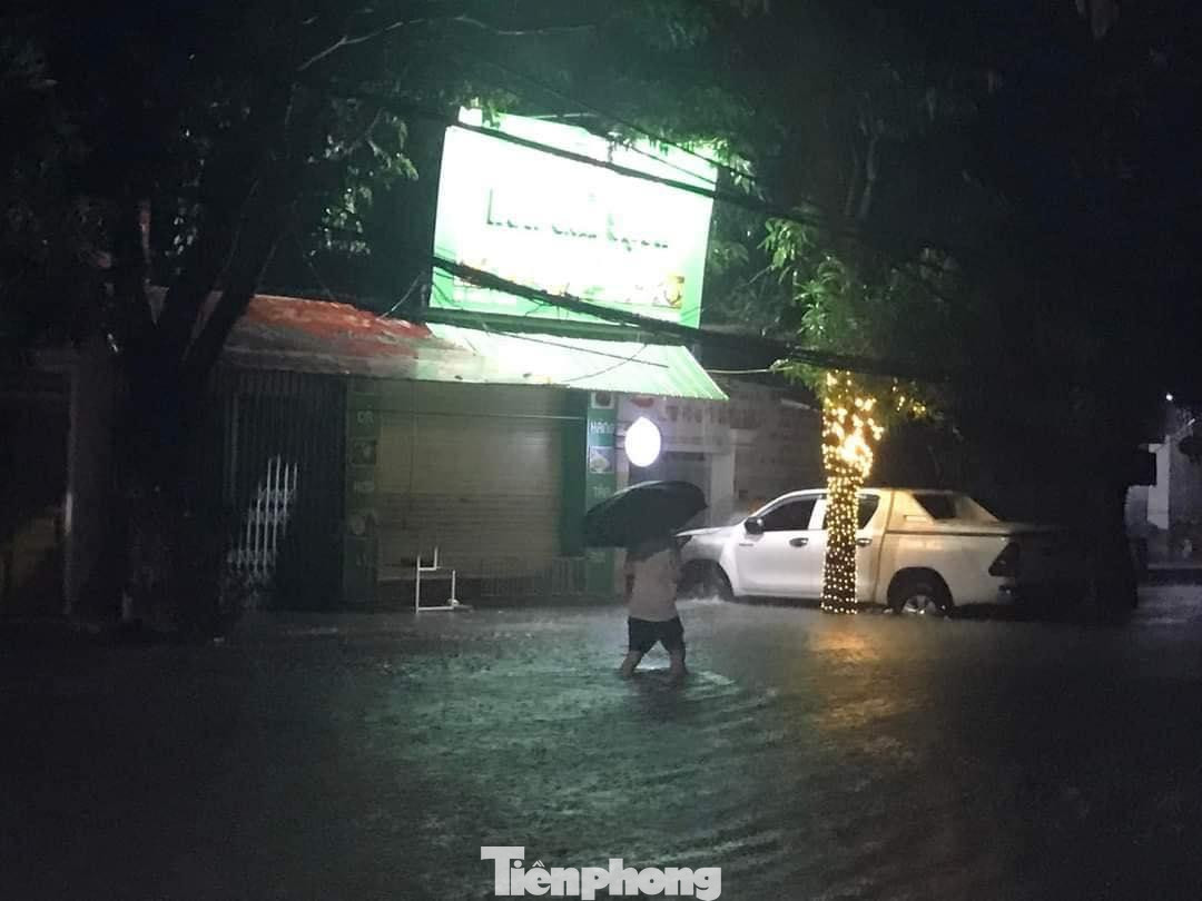 Người dân lội trong biển nước lúc rạng sáng 9/9 trên đường Hồng Bàng.