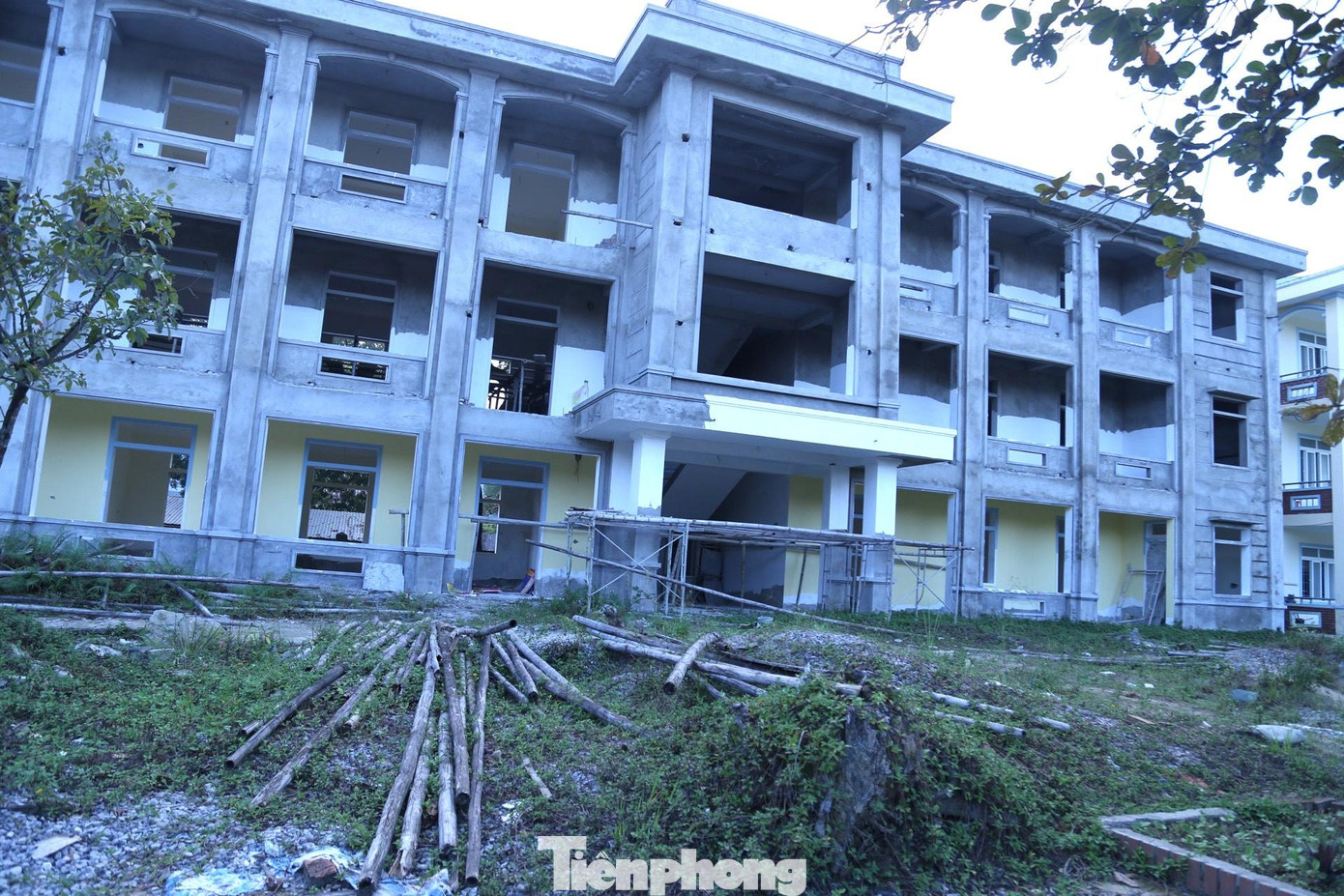 Công trình dự kiến hoàn thành vào cuối năm 2021. Thế nhưng, ngôi trường được xây dựng dang dở rồi bỏ không, khiến nhiều người cảm thấy xót xa khi công trình đang để phơi mưa, phơi nắng.