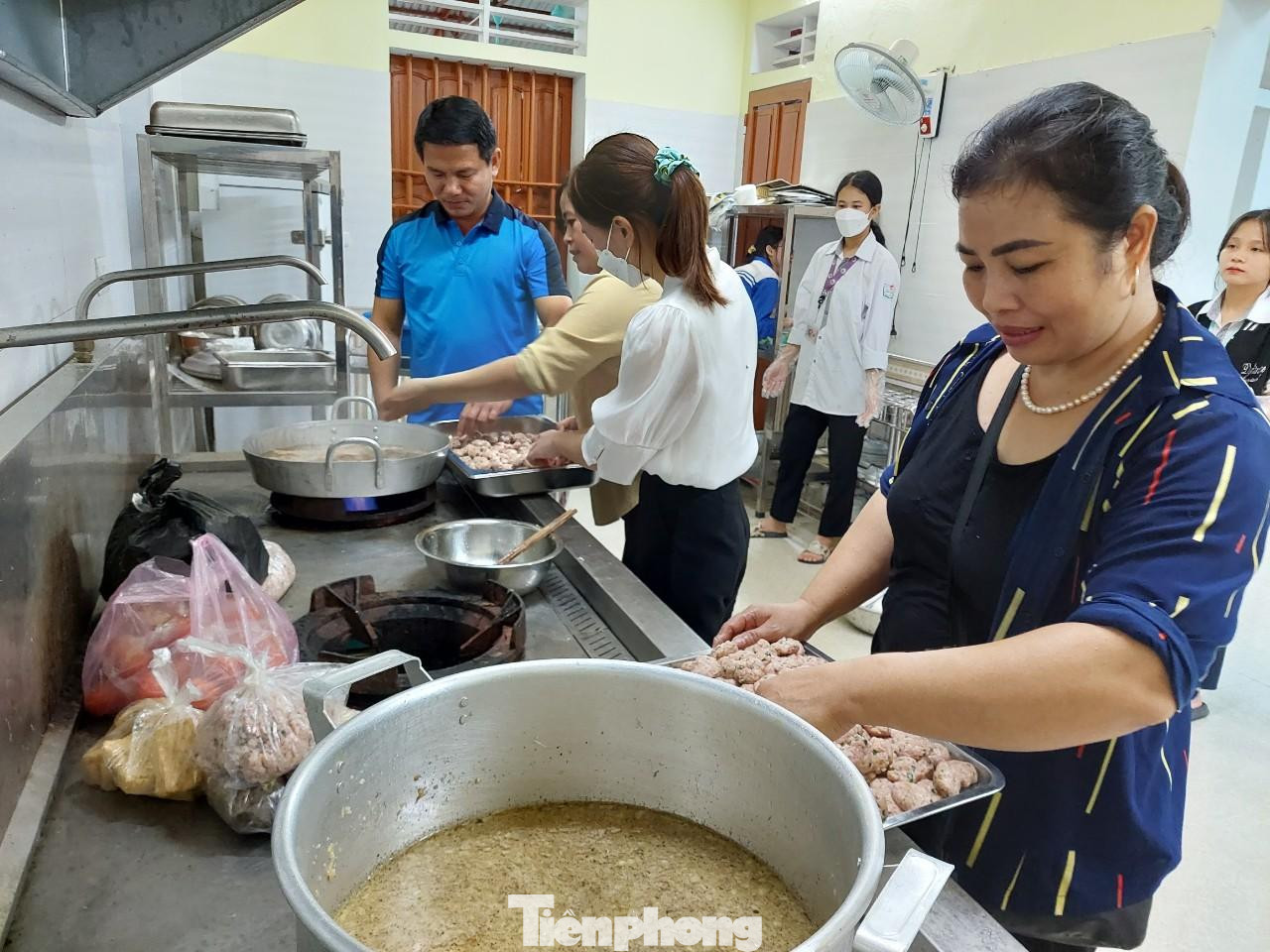 Trước đó, nhà trường đã tổng hợp danh sách toàn bộ học sinh khó khăn. Những bữa cơm tình thương được triển khai với đầy đủ chất dinh dưỡng, tạo điều kiện cho những học sinh đảm bảo sức khỏe học tập.