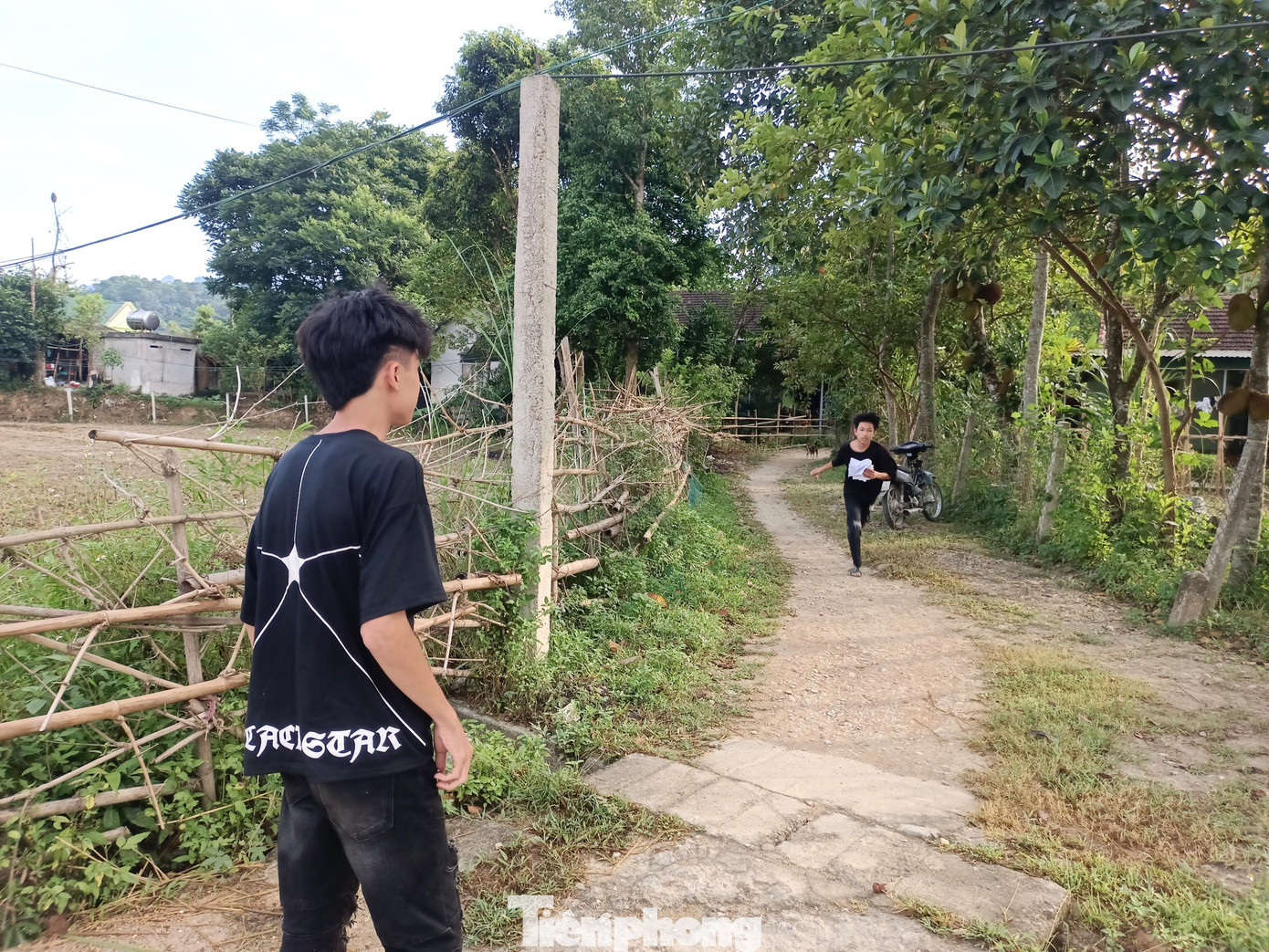 Hai nam sinh ngủ quên tức tốc chạy ra xe chuyên dụng của Công an.