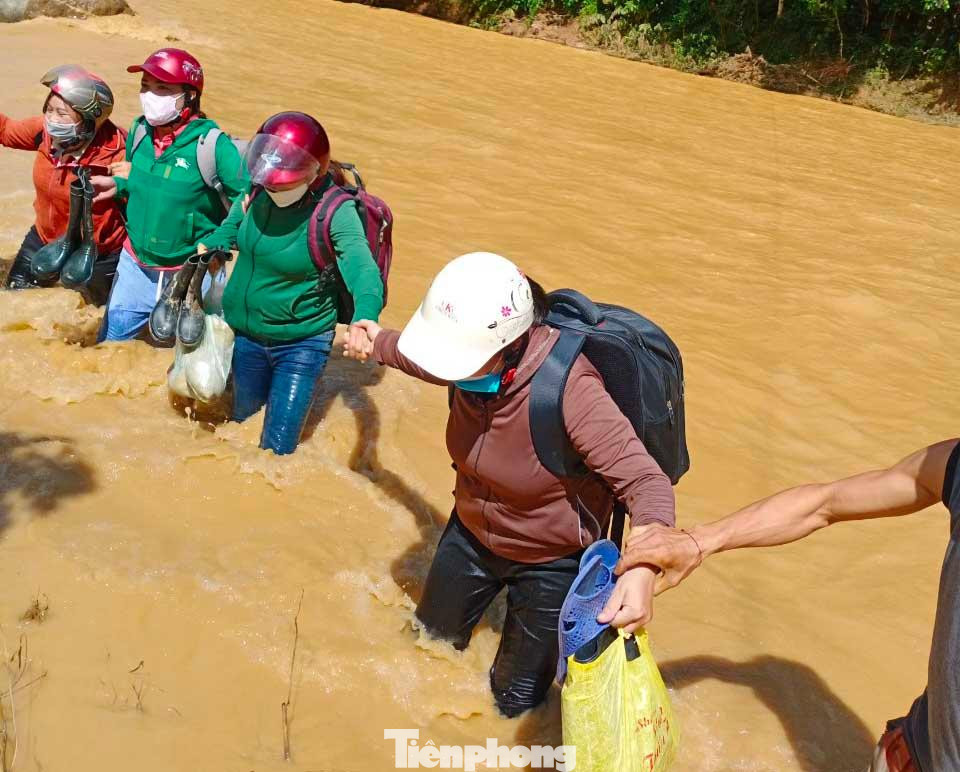 Các cô giáo nắm chặt tay nhau vượt qua dòng lũ chảy xiết