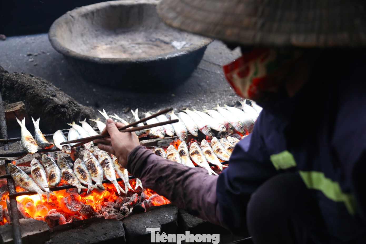 Quá trình nướng cá, người thợ phải luôn tập trung điều than để nhiệt độ vừa phải, làm cá chín vàng là được. Quá tay thì cá sẽ cháy khét, còn non tay thì chưa chín tới, đều không ngon.