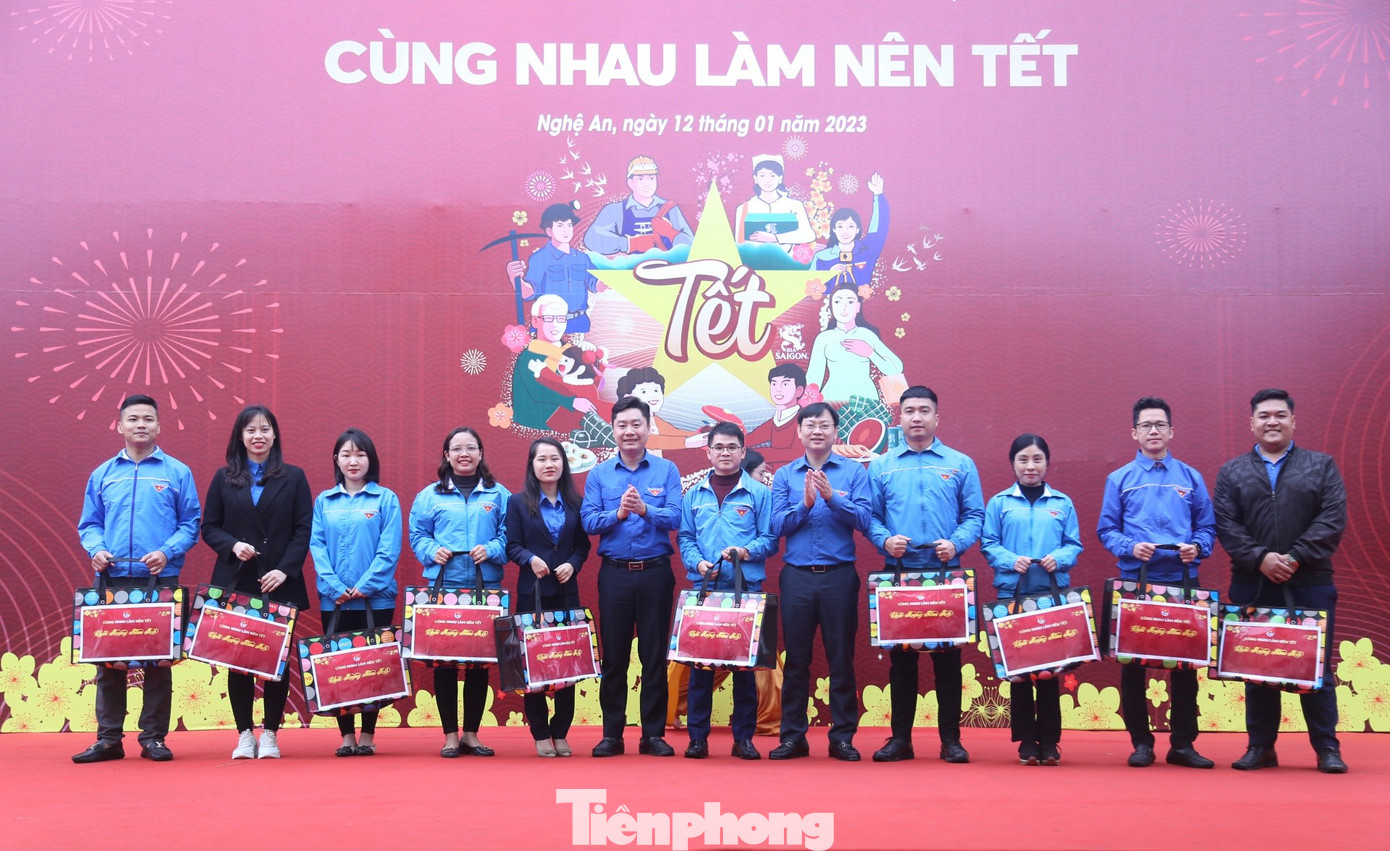 Phát huy tinh thần xung kích của tuổi trẻ trong hoạt động đảm bảo an ninh trật tự, an toàn giao thông trong dịp Tết, Ban Thường vụ Tỉnh Đoàn Nghệ An đã chỉ đạo thành lập các đội thanh niên tình nguyện hỗ trợ Tết Nguyên đán. Trong ảnh: Anh Trần Hữu, Ủy viên Ban Thường vụ Trung ương Đoàn, Trưởng Ban Thanh niên Công nhân và Đô thị T.Ư Đoàn và anh Lê Văn Lương, Ủy viên BTV Trung ương Đoàn, Bí thư Tỉnh Đoàn Nghệ An tặng quà cho đội thanh niên tình nguyện.