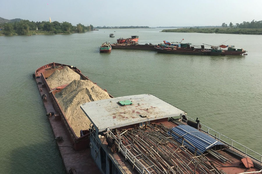 Khai thác cát trên sông Lam