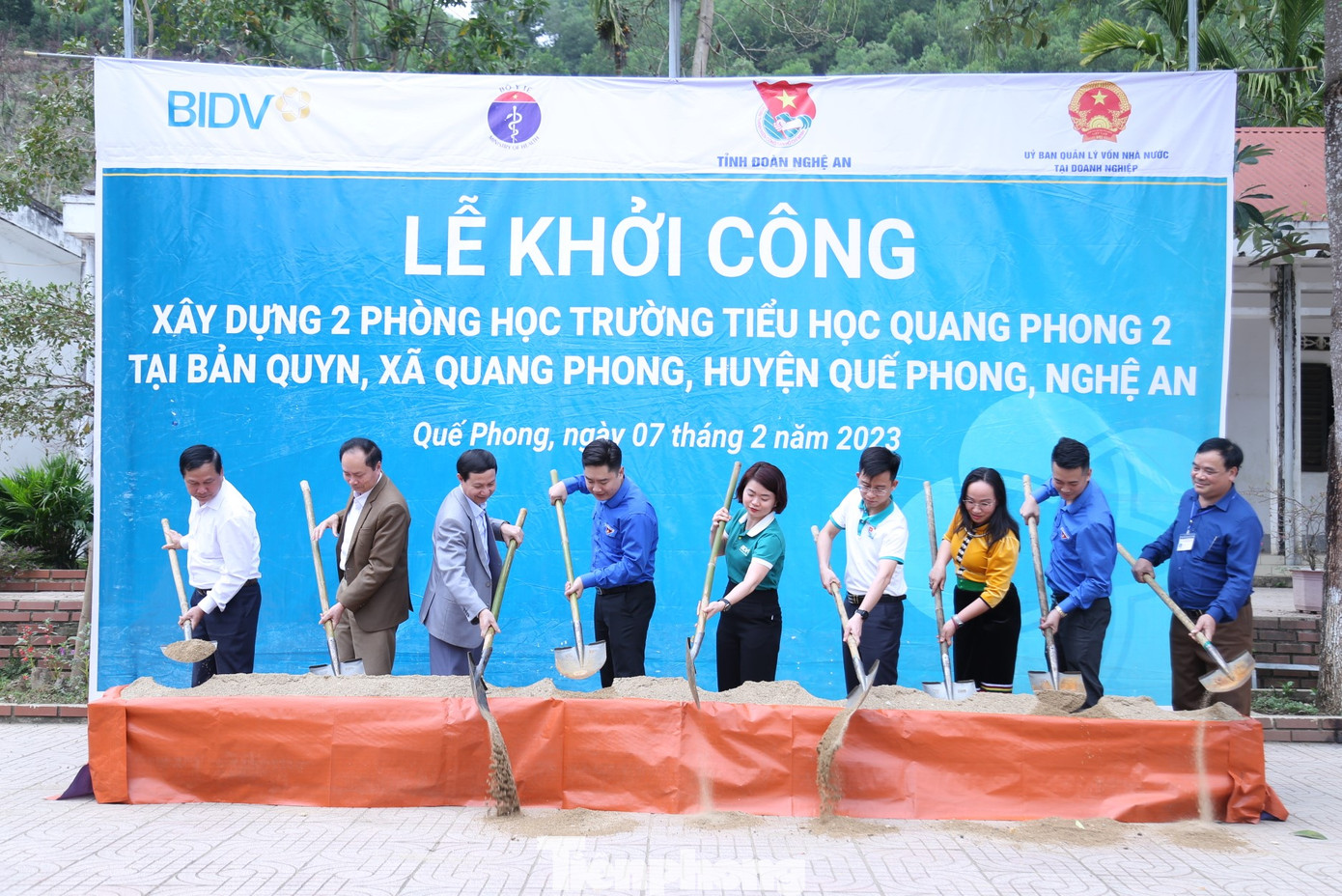Các đại biểu làm lễ động thổ khởi công xây dựng phòng học tại điểm trường bản Quyn, Trường Tiểu học Quang Phong 2.