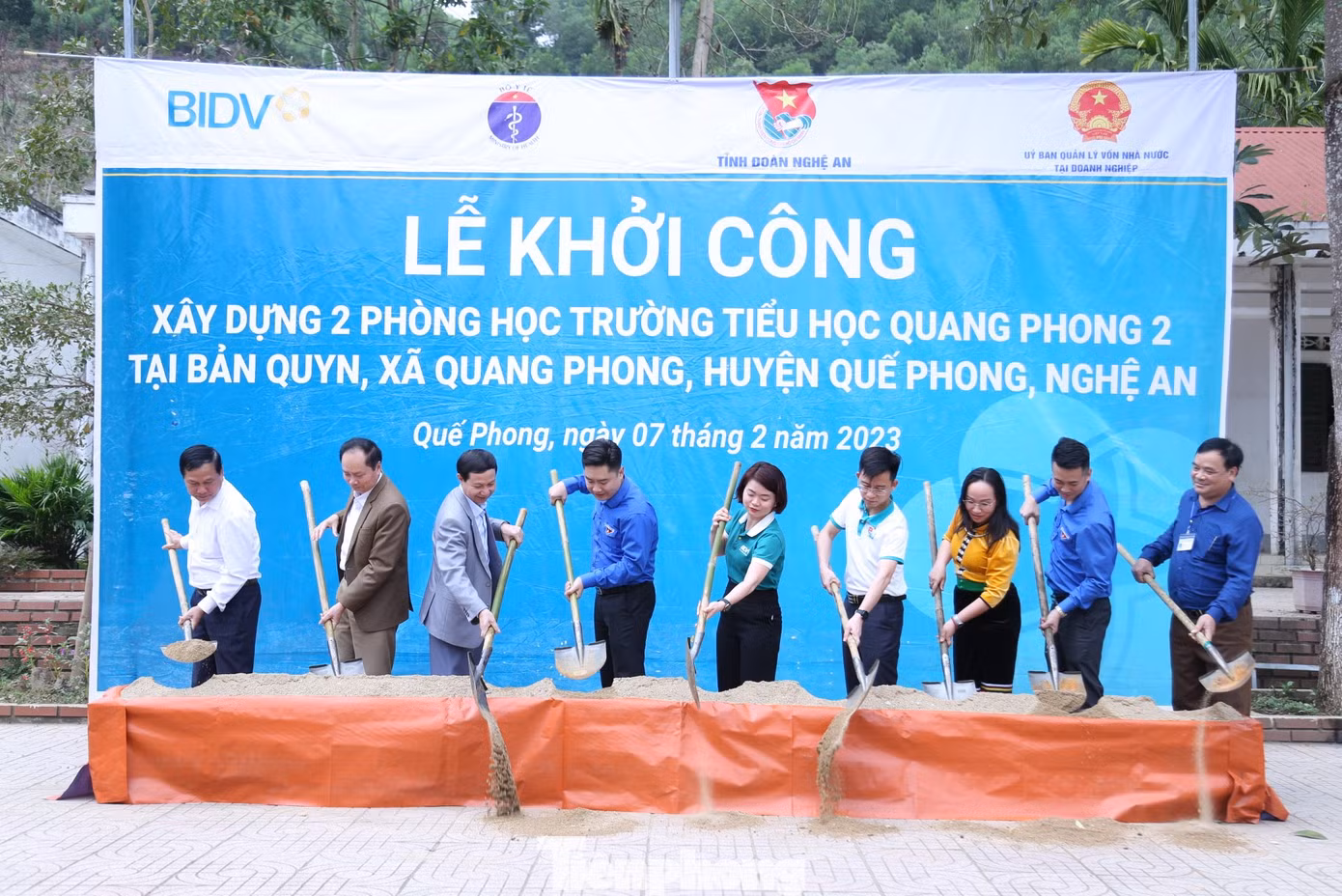 Các đại biểu làm lễ động thổ khởi công xây dựng phòng học tại điểm trường bản Quyn, Trường Tiểu học Quang Phong 2.