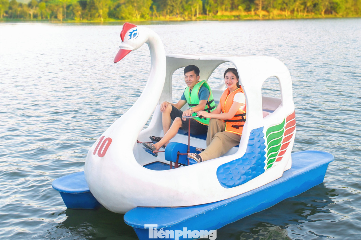 Nhiều bạn trẻ thích thú trải nghiệm chèo kayak, đạp vịt quanh hồ. “Đây là lần đầu tiên mình trải nghiệm chèo kayak, khá thú vị. Năm nay, mình không đi chơi xa mà chọn một số điểm du lịch trong tỉnh để trải nghiệm”, chị Hoàng Minh Anh (29 tuổi, trú TP Vinh, Nghệ An) chia sẻ.