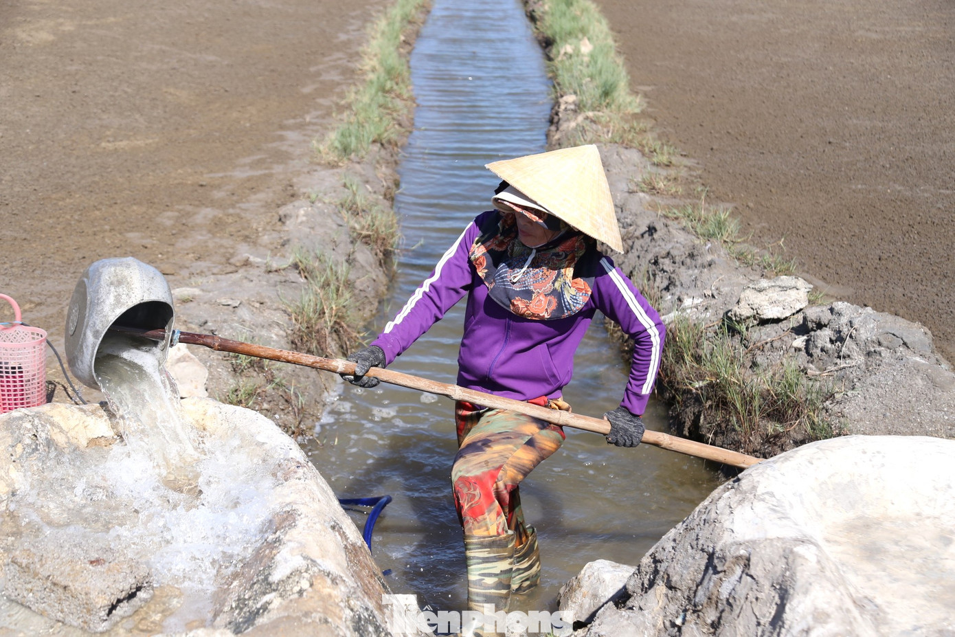 “Nghề muối vất vả lắm. Nếu chăm chỉ, nghề này cũng giúp diêm dân có thêm đồng ra đồng vào, tuy không dư dả nhưng cũng đủ để trang trải cuộc sống. Tuy nhiên, đặc thù của nghề là làm giữa trời nắng. Nắng càng to, càng gắt, dân chúng tôi càng mừng, hạt muối làm ra cũng vì thế mà đẹp, mặn mòi và trắng tinh khôi”, bà Nguyễn Thị Lương (SN 1970) chia sẻ.