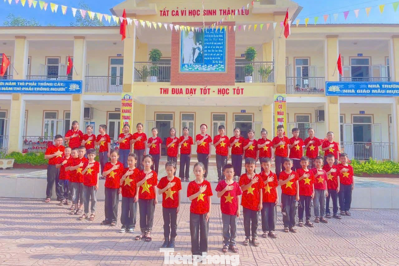 Dịp này, 100% liên đội trên địa bàn tỉnh Nghệ An hưởng ứng &quot;Tuần lễ áo cờ đỏ sao vàng&quot; nhân kỷ niệm 50 năm ngày đất nước thống nhất.