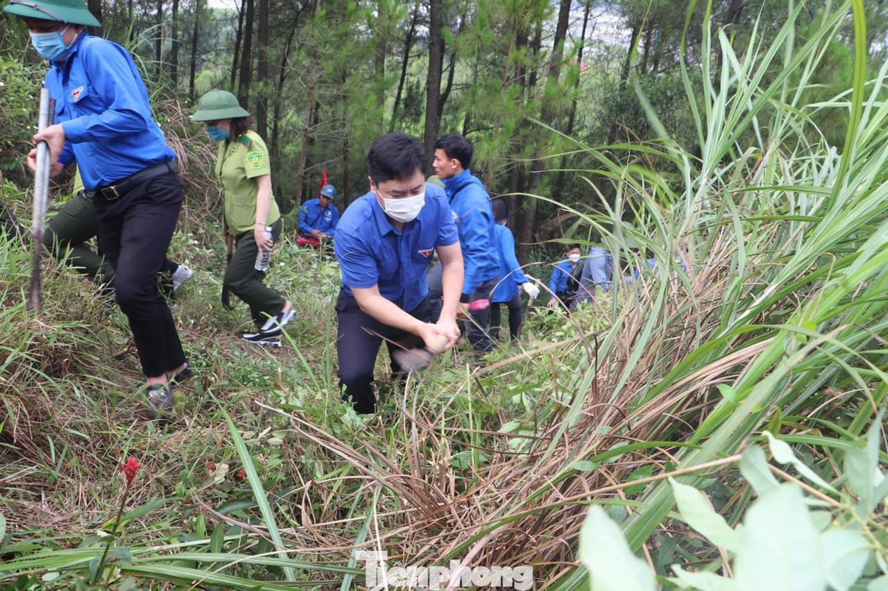Sau lễ ra quân, hơn 300 đoàn viên, thanh niên trên địa bàn huyện Nghi Lộc đã ra quân phát quang, dọn sạch gần 4km đường băng cản lửa tại khu vực rừng xã Nghi Quang.