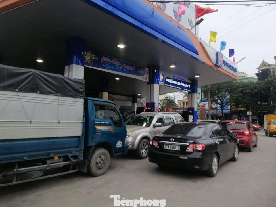 Ghi nhận sáng 11/3, nhiều cây xăng tại TP Vinh (Nghệ An) vẫn đang trong tình trạng ùn ứ, đông nghẹt người đến đổ xăng. Ai nấy cũng muốn tranh thủ mua khi có dự báo xăng sẽ tiến sát giá 30.000 lít vào chiều nay. Ghi nhận sáng 11/3, nhiều cây xăng tại TP Vinh (Nghệ An) vẫn đang trong tình trạng ùn ứ, đông nghẹt người đến đổ xăng. Ai nấy cũng muốn tranh thủ mua khi có dự báo xăng sẽ tiến sát giá 30.000 lít vào chiều nay.