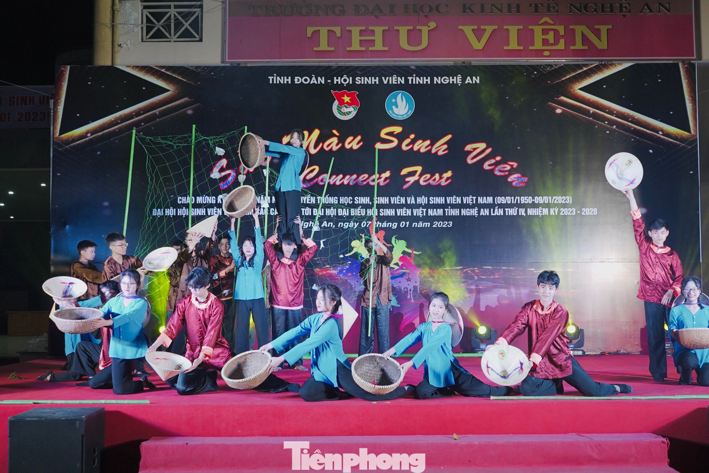 Đêm hội &quot;Sắc màu thanh niên&quot; với sự góp mặt của 20 tiết mục nghệ thuật đặc sắc đến từ các bạn học sinh các trường THPT, sinh viên các trường Đại học, Cao đẳng trên địa bàn tỉnh. Mỗi tiết mục mang một màu sắc riêng tạo nên một đêm hội sôi nổi, hấp dẫn, là nơi giao lưu, kết nối các bạn học sinh, sinh viên.