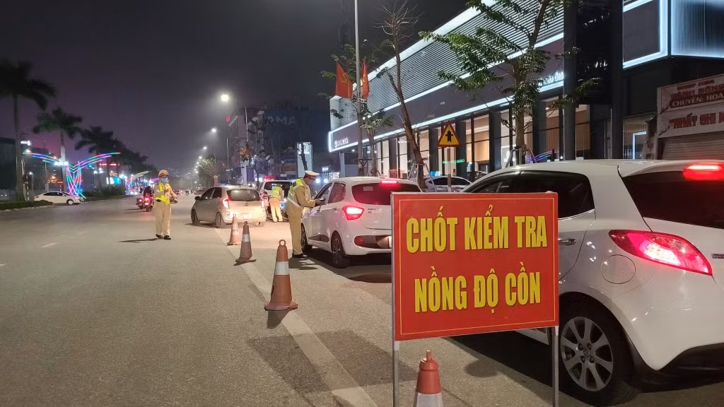 Lực lượng Cảnh sát giao thông tăng cường xử lý nghiêm các trường hợp vi phạm nồng độ cồn khi tham gia giao thông Lực lượng Cảnh sát giao thông tăng cường xử lý nghiêm các trường hợp vi phạm nồng độ cồn khi tham gia giao thông
