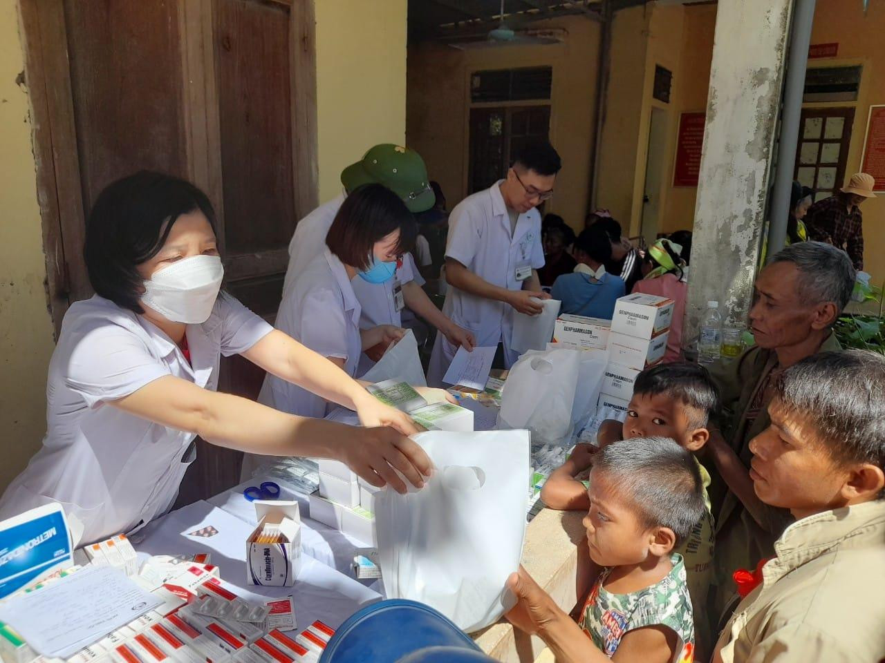 Đặc biệt quan tâm đến các đối tượng là người già và trẻ nhỏ. Đặc biệt quan tâm đến các đối tượng là người già và trẻ nhỏ.