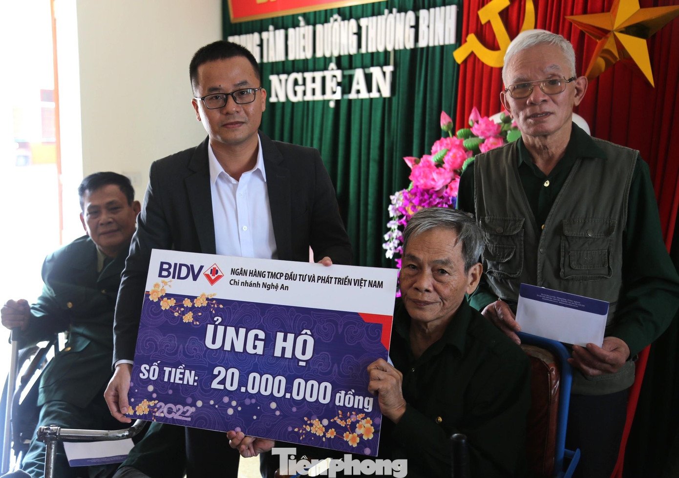 Tặng quà Tết hỗ trợ các thương bệnh binh tại Nghệ An