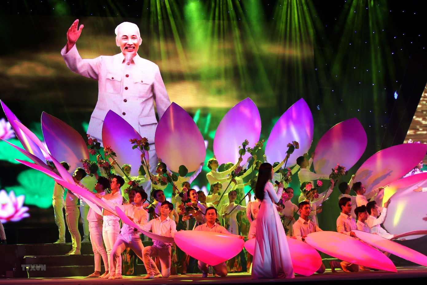 Lễ hội Làng Sen năm 2022 diễn ra từ ngày 14 đến 28/5 với nhiều hoạt động mới, đặc sắc