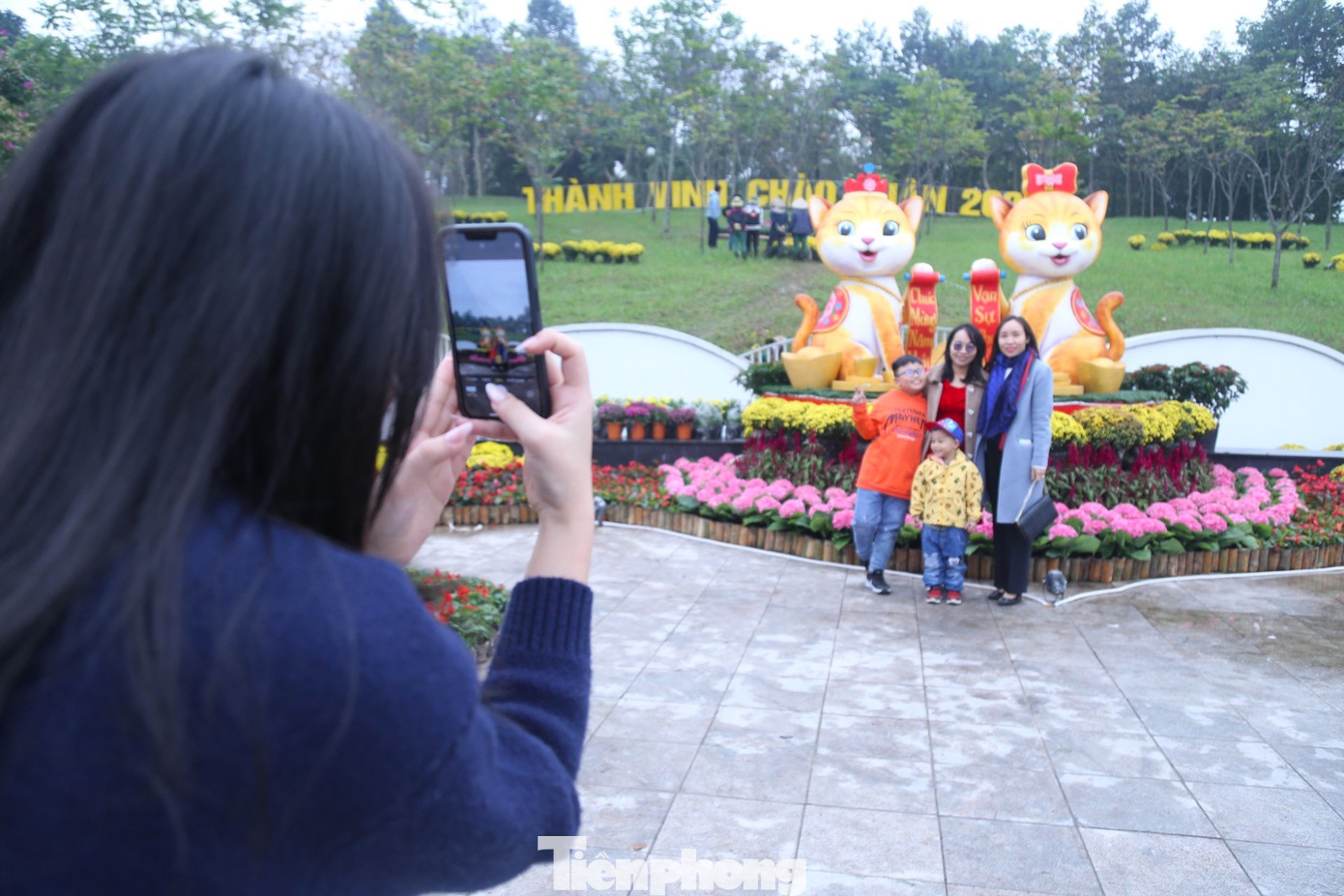 Nhiều người thích thú check in cùng cặp linh vật mèo