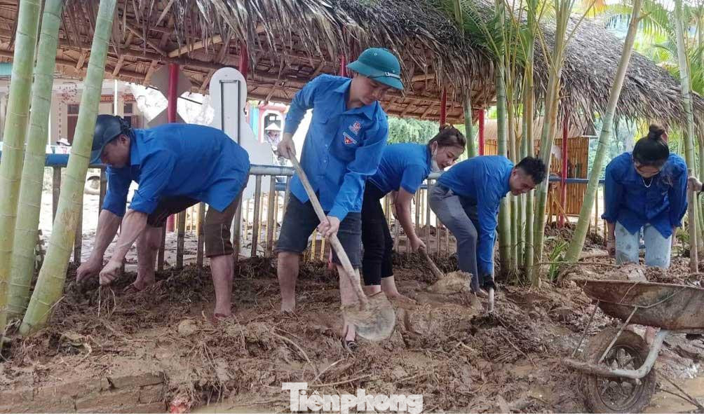 Đoàn viên thanh niên hăng hái tham gia hỗ trợ dọn dẹp vệ sinh Đoàn viên thanh niên hăng hái tham gia hỗ trợ dọn dẹp vệ sinh