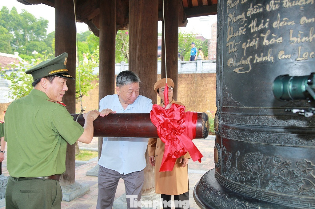 Đại tướng Tô Lâm, Bộ trưởng Bộ Công an và Thượng tướng Lương Tam Quang, Thứ trưởng Bộ Công an thỉnh chuông tại Đền Chung Sơn Đại tướng Tô Lâm, Bộ trưởng Bộ Công an và Thượng tướng Lương Tam Quang, Thứ trưởng Bộ Công an thỉnh chuông tại Đền Chung Sơn