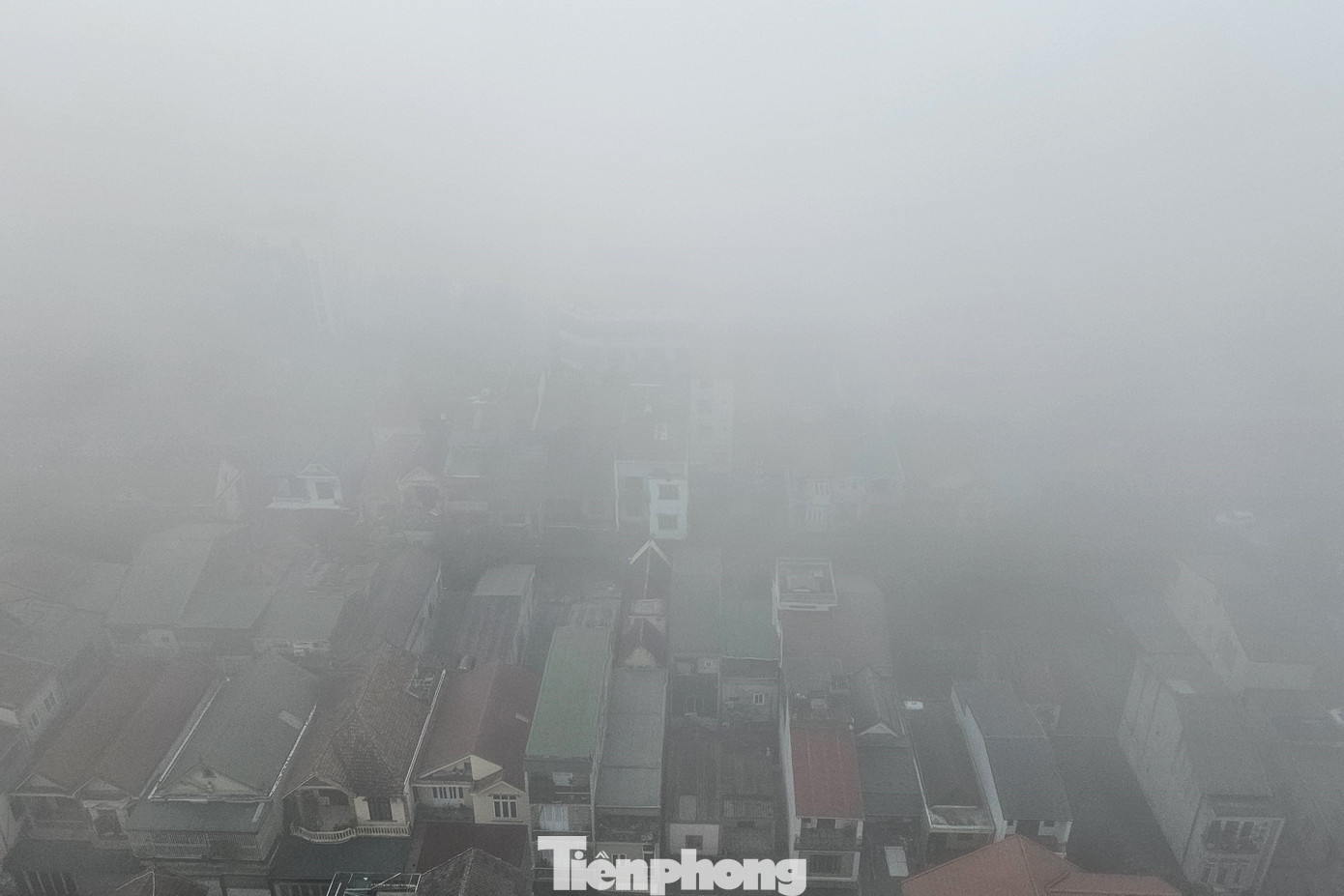 Hai ngày qua, sương mù dày đặc bao trùm khắp các ngõ ngách của thành phố Vinh (Nghệ An),các ngôi nhà ẩn dưới lớp sương sớm.