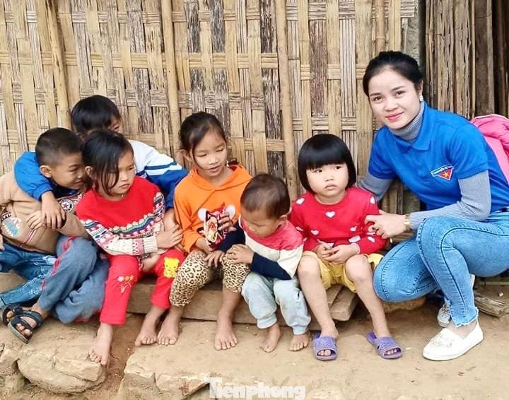 Trang trong chuyến thiện nguyện trao quà cho các em nhỏ ở xã Châu Bình.